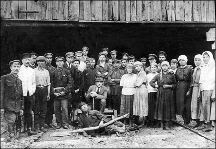 Рабочие Киверцовского ДОКа, послевоенное время Рабочие Киверцовского ДОКа, послевоенное время